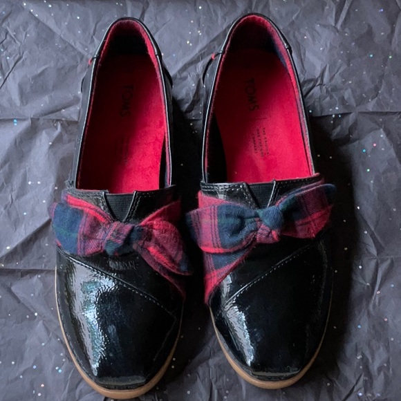 ⚫️🔴 TOMS BLACK PATIENT LEATHER SHOES WITH PLAID BOWS 🔴⚫️ - Picture 8 of 16